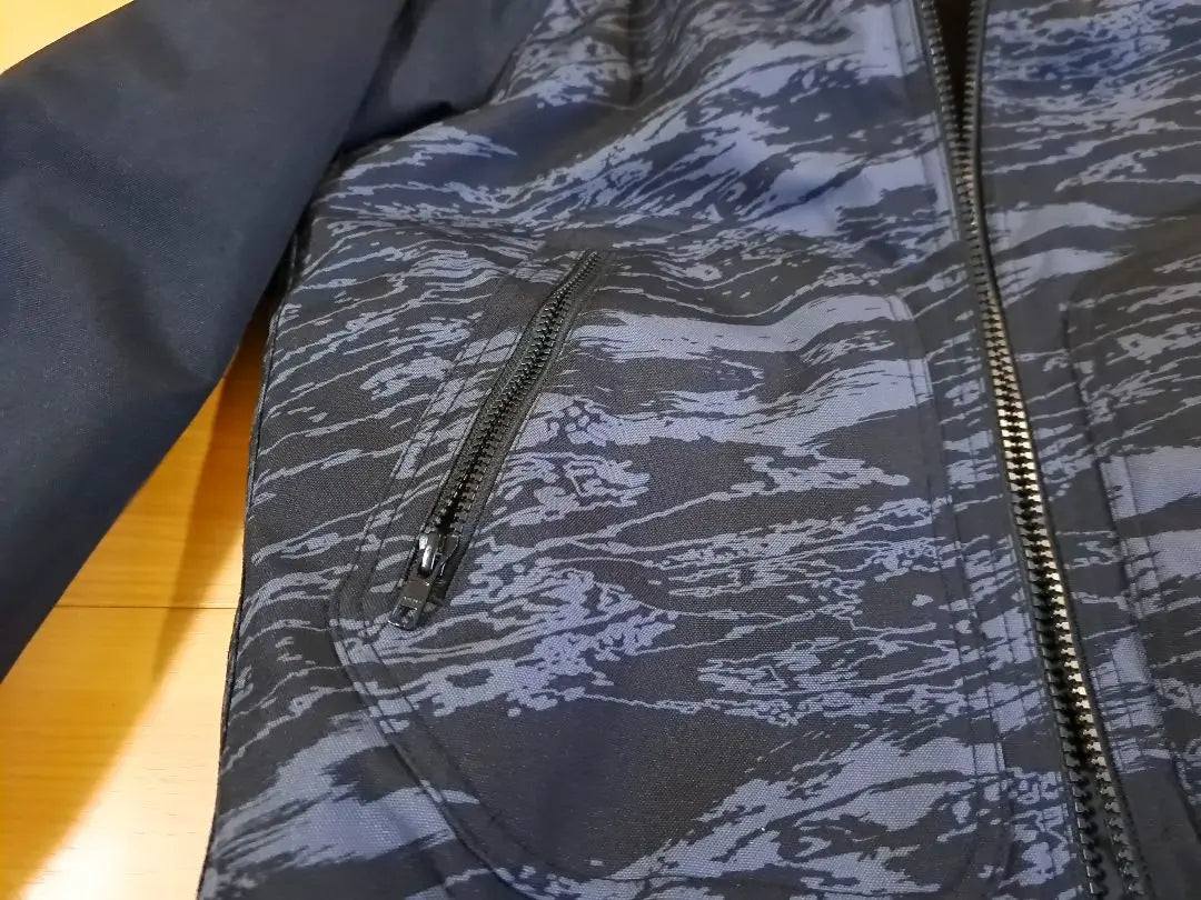 Excelente estado Talla: L Chaqueta de cordura con canal trasero, color negro y camuflaje