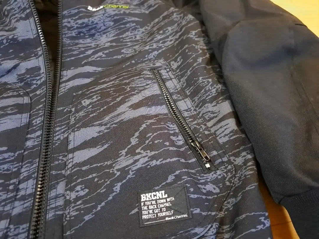 Excelente estado Talla: L Chaqueta de cordura con canal trasero, color negro y camuflaje