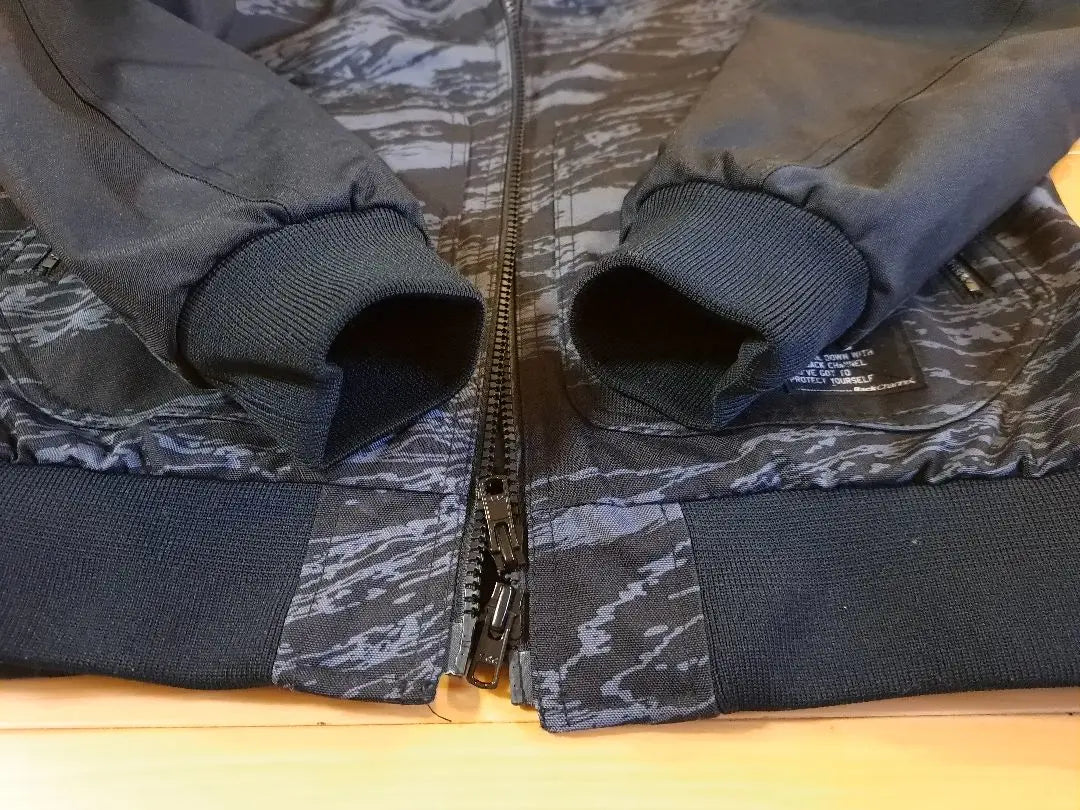 Excelente estado Talla: L Chaqueta de cordura con canal trasero, color negro y camuflaje