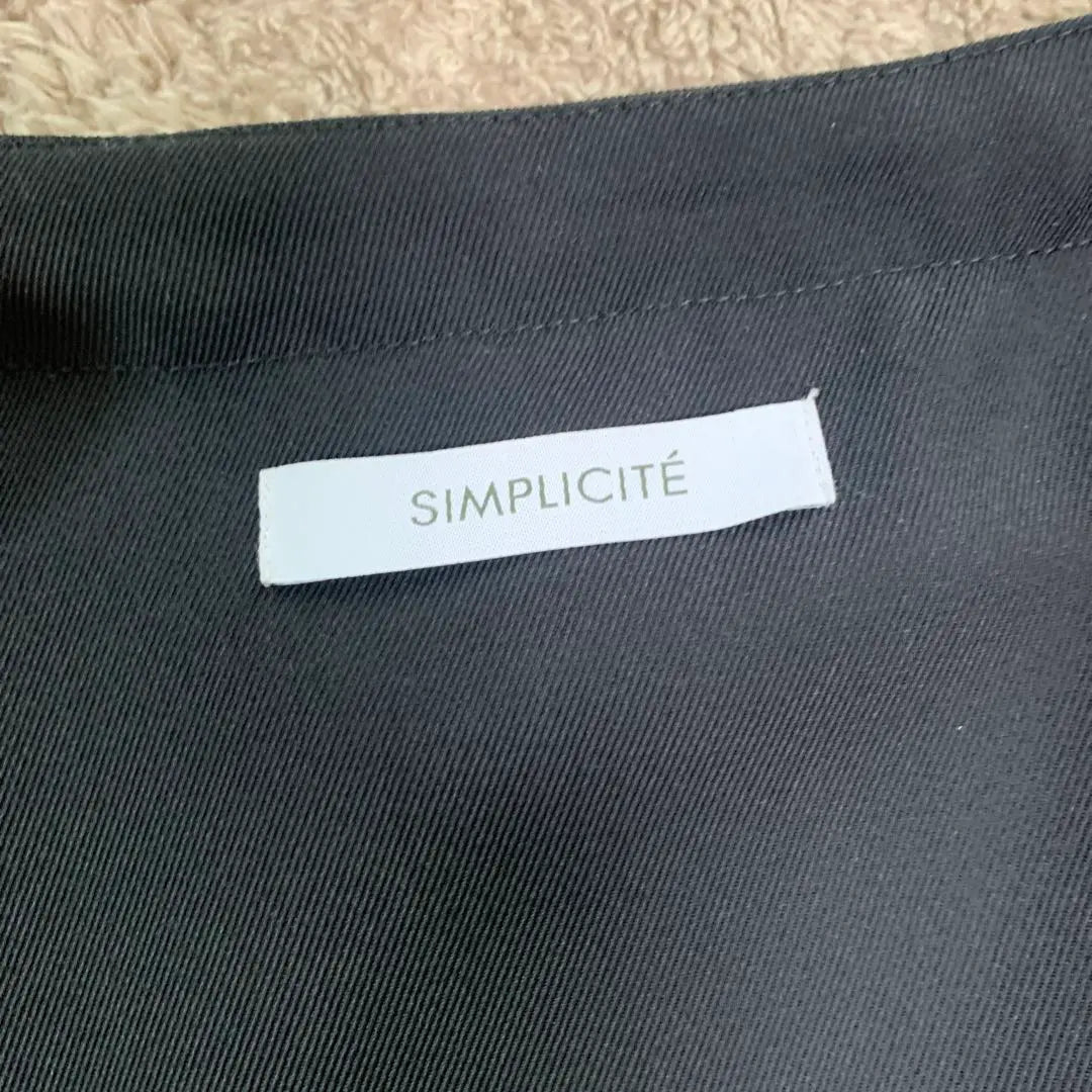 SIMPLICITÉ black vest