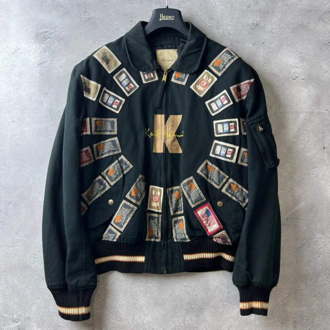 ¡Una presencia única! Chaqueta bomber negra con parches decorativos de Karlhelm