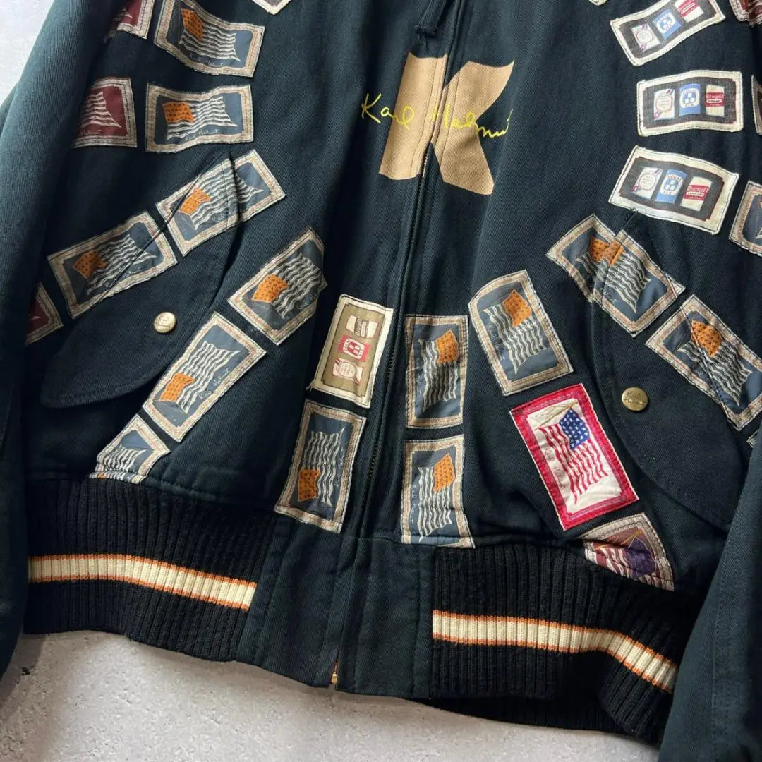 ¡Una presencia única! Chaqueta bomber negra con parches decorativos de Karlhelm