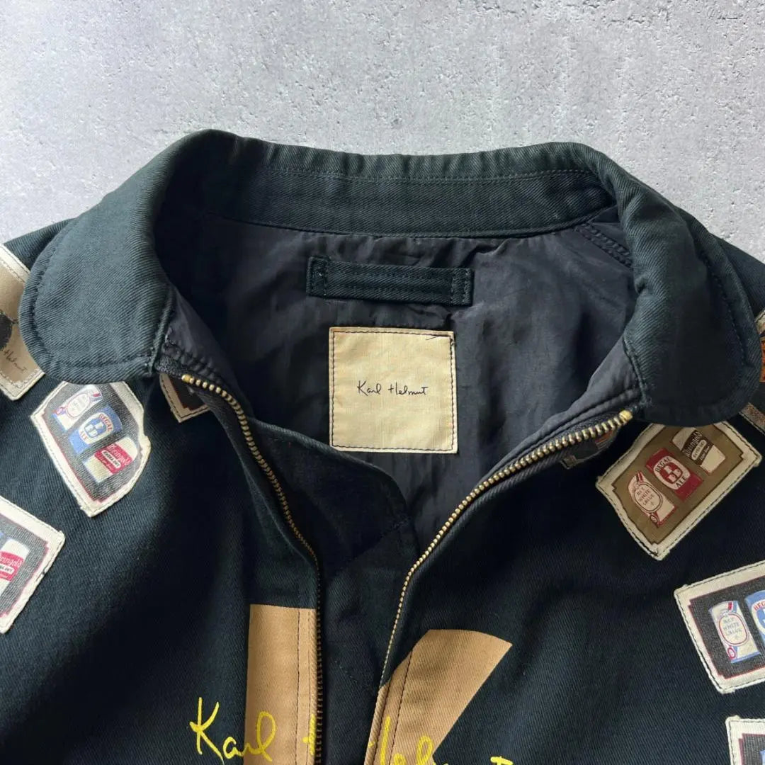 ¡Una presencia única! Chaqueta bomber negra con parches decorativos de Karlhelm