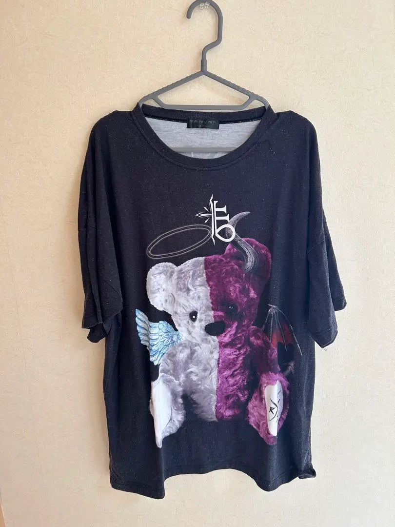 Camiseta negra con diseño de oso ángel y demonio de TRAVAS TOKYO