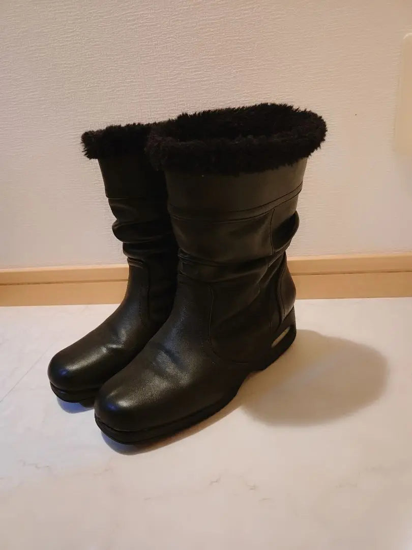 Mouton boots with black leather fur