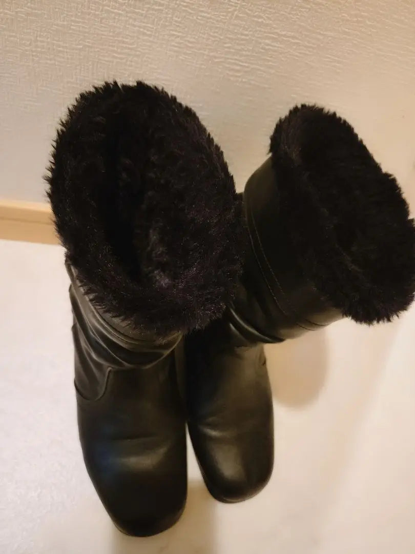 Mouton boots with black leather fur