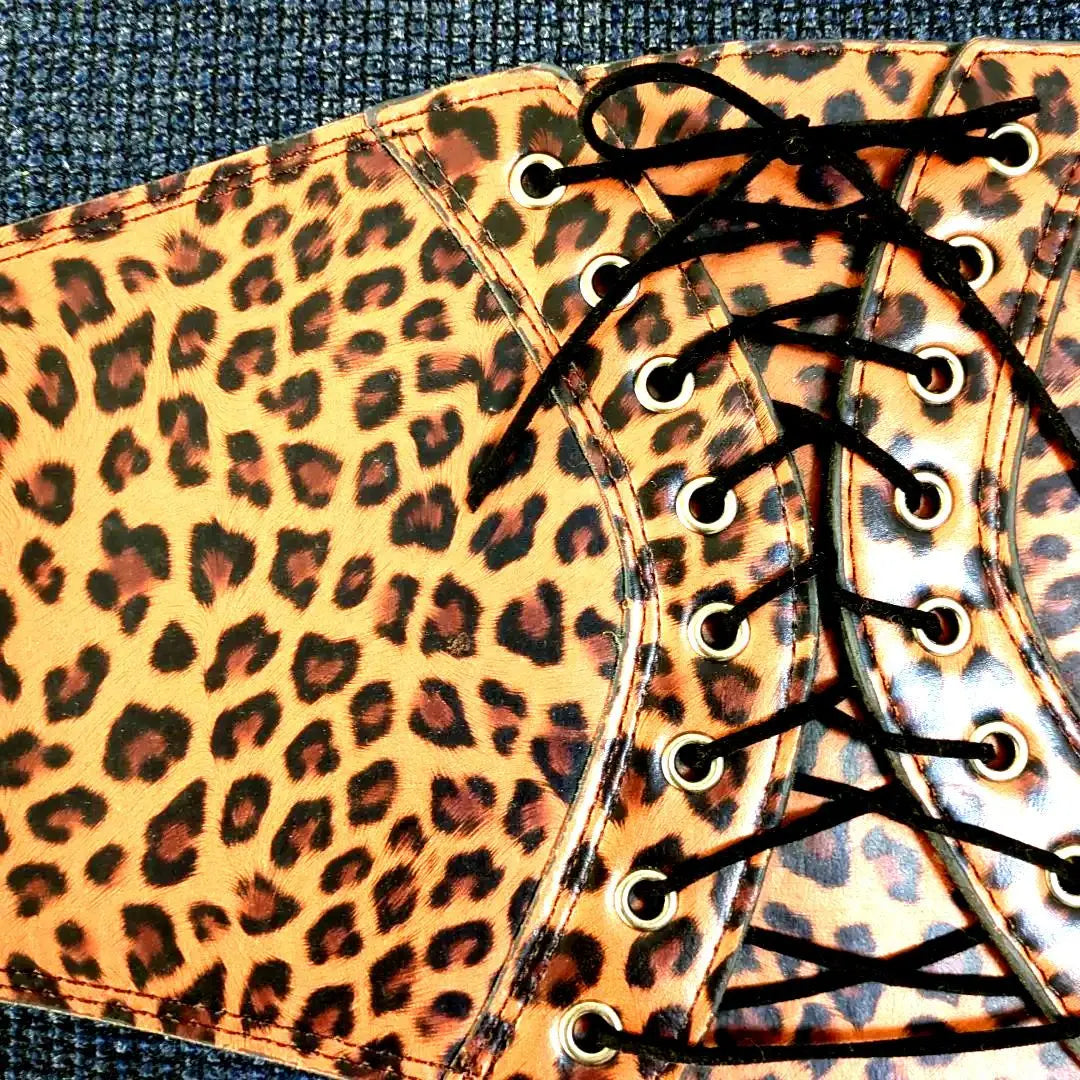 Cinturón con estampado de leopardo y cordones