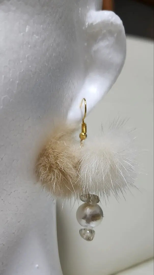 Handmade mink ball asymmetric earrings pearl crystal | ハンドメイド ミンクボールのアシメトリーピアス パール 水晶