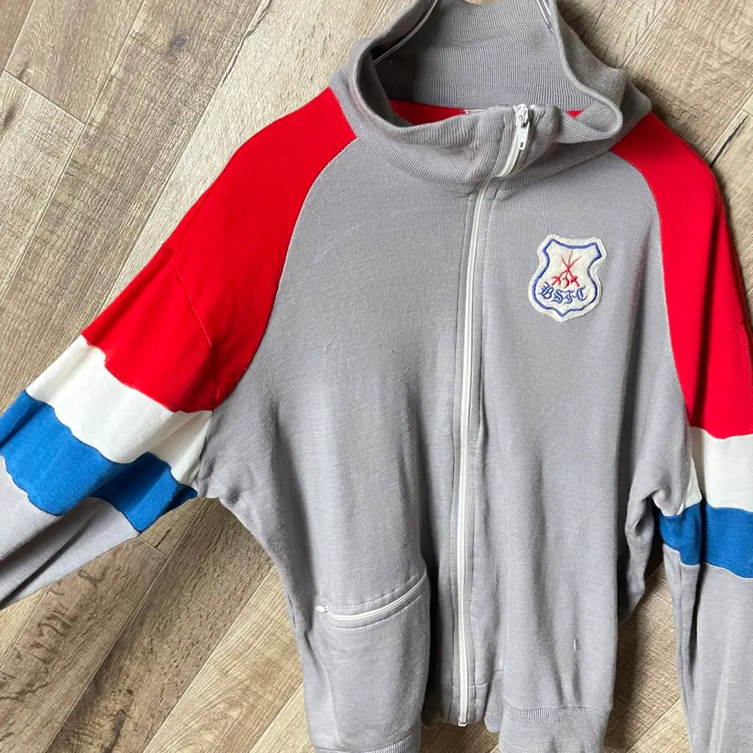 Chaqueta deportiva multicolor de los años 80 con parche de jersey gris de longitud corta