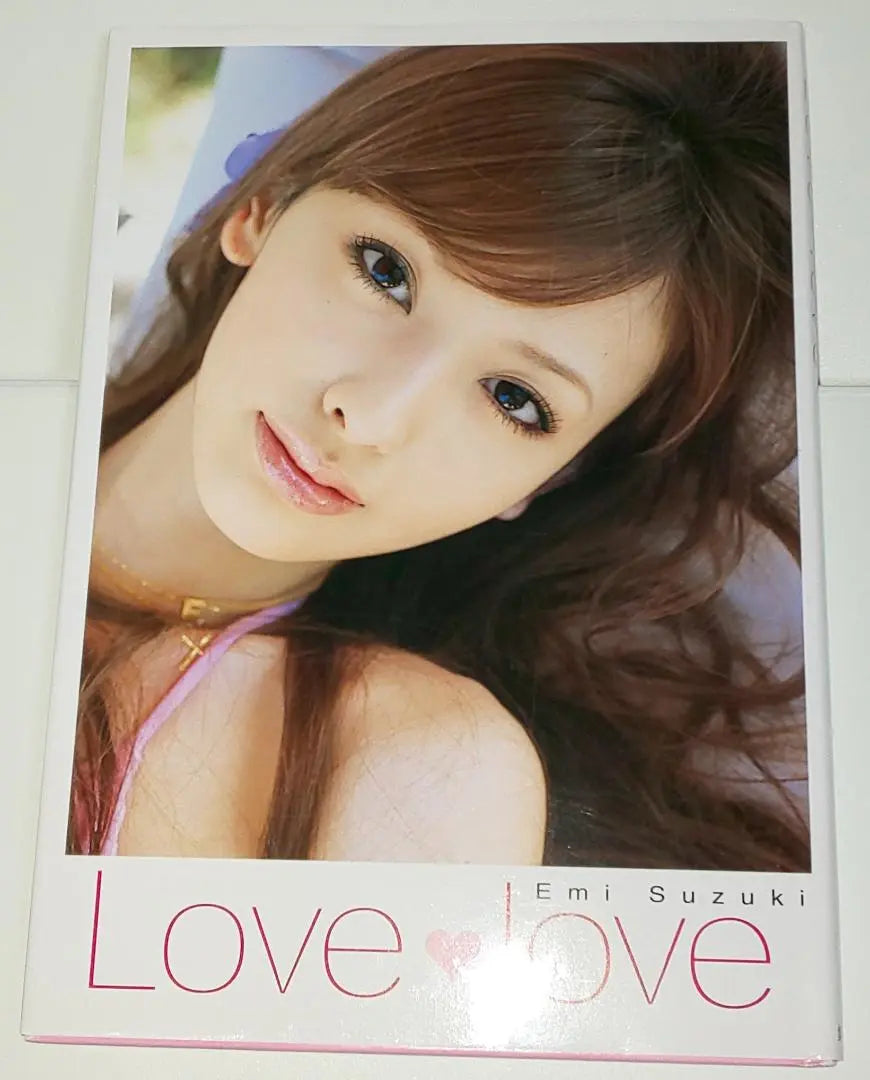 Suzuki Emi, a gal from the Showa era and a big gal, is a photo book "Love Love"