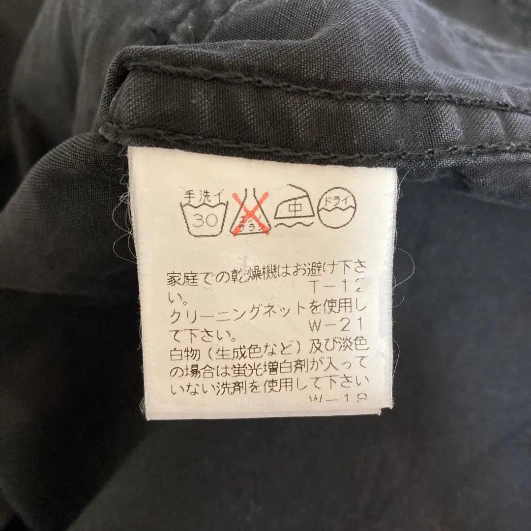 Zucca France fabricó una chaqueta fina de algodón de color negro.