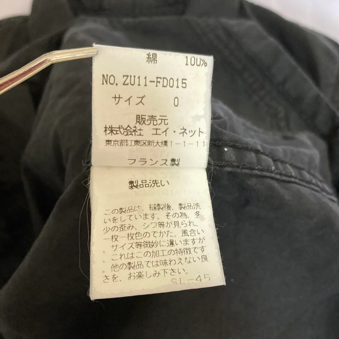 Zucca France fabricó una chaqueta fina de algodón de color negro.