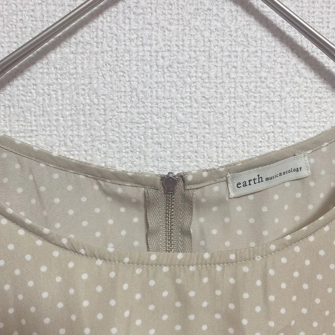 "Earth Music and Ecology" (F) * Short sleeves * Tops * Dot pattern * Beige