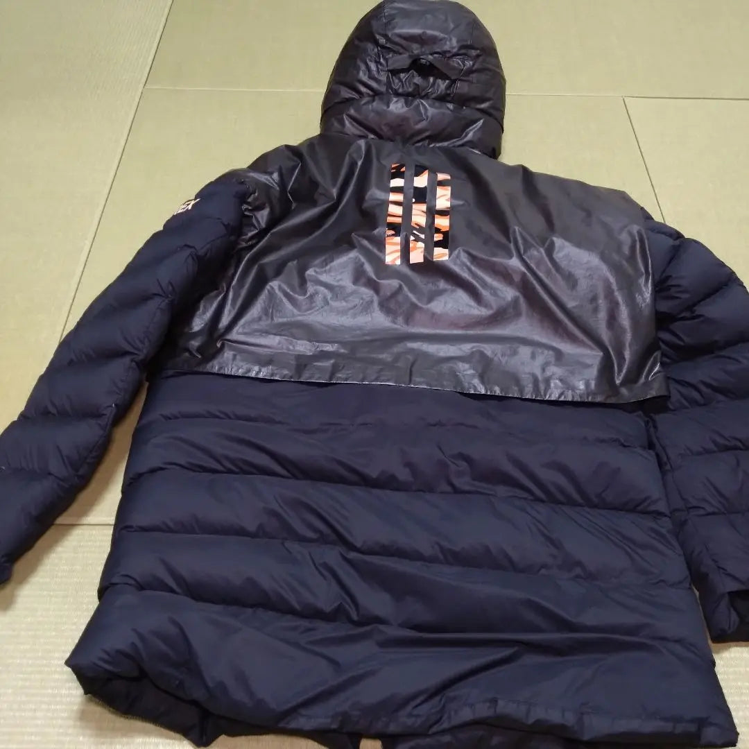 Adidas, chaqueta de plumón XL TERREX rara XL | Camiseta adidas、XL TERREX ダウンジャケット 希少XL