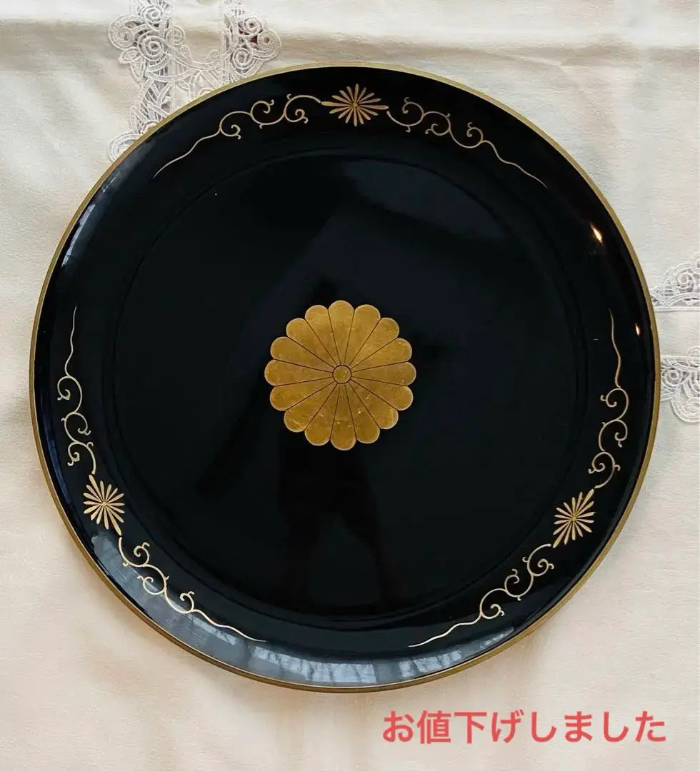 Chrysanthemum crest, lacquerware, round tray, gold-colored, chrysanthemum crest