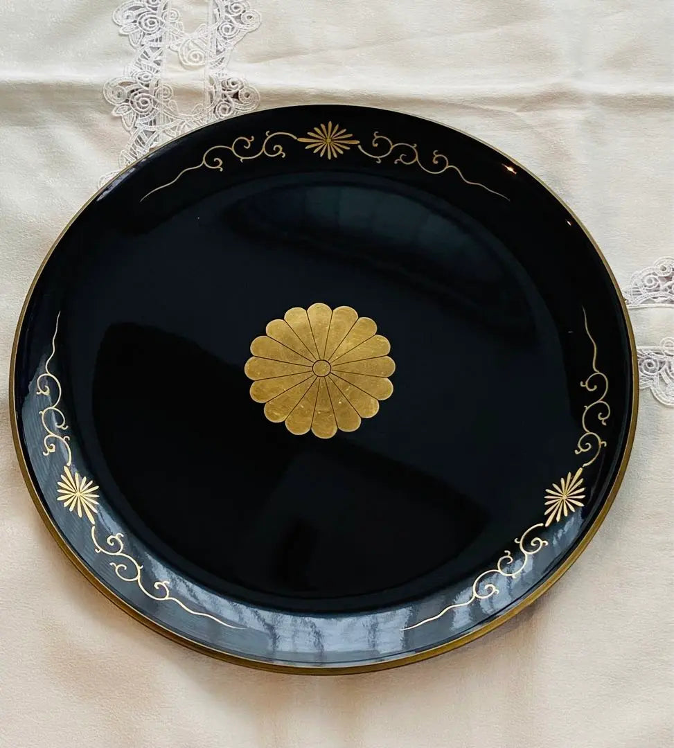 Chrysanthemum crest, lacquerware, round tray, gold-colored, chrysanthemum crest