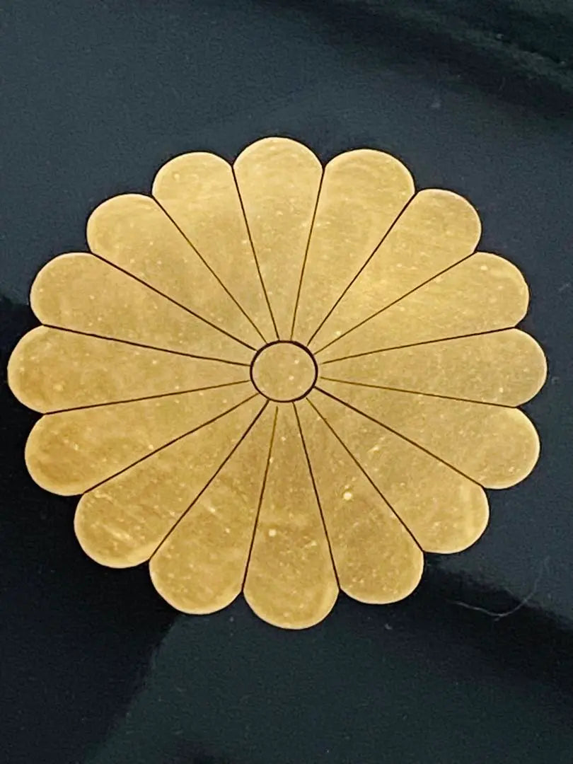 Chrysanthemum crest, lacquerware, round tray, gold-colored, chrysanthemum crest