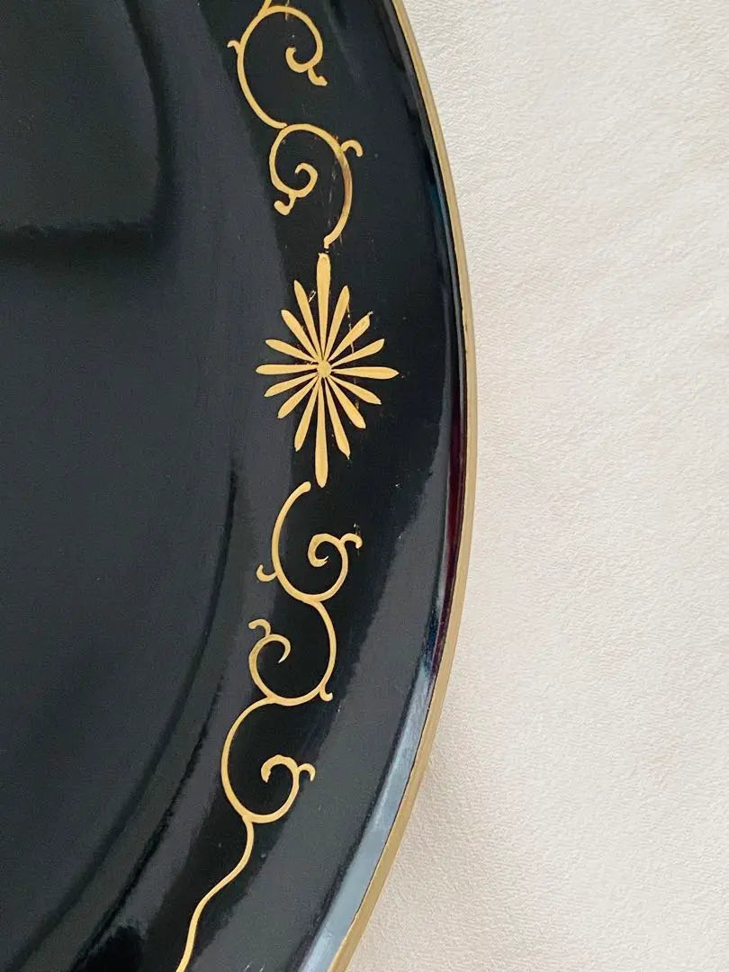 Chrysanthemum crest, lacquerware, round tray, gold-colored, chrysanthemum crest