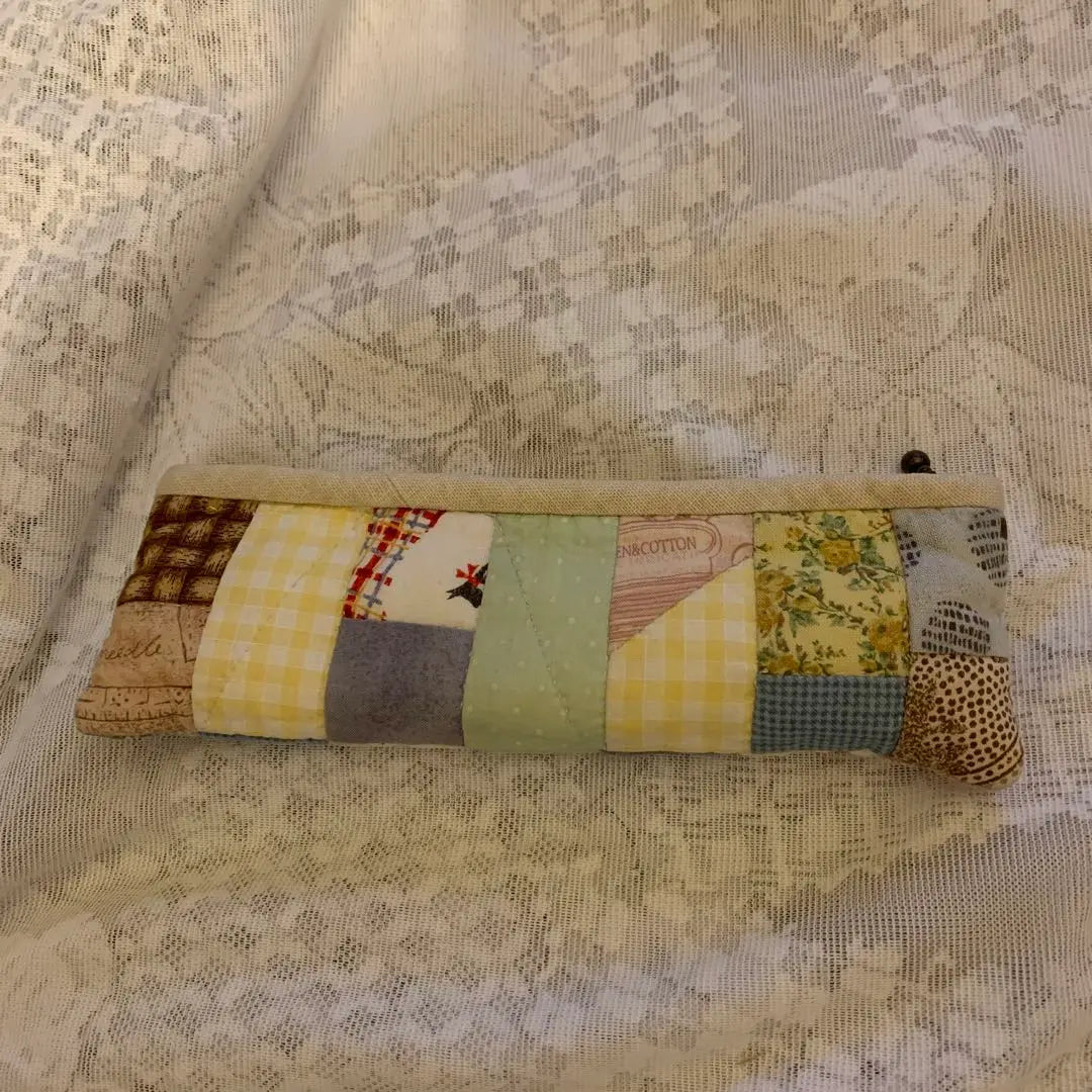 Beautiful condition, significantly lower price, patchwork quilt design pen case