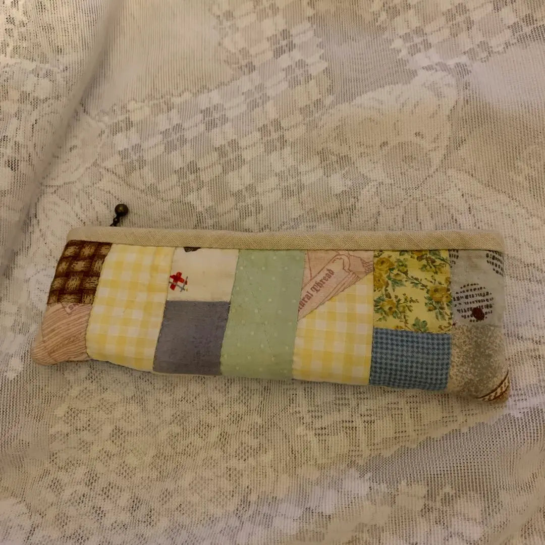 Beautiful condition, significantly lower price, patchwork quilt design pen case