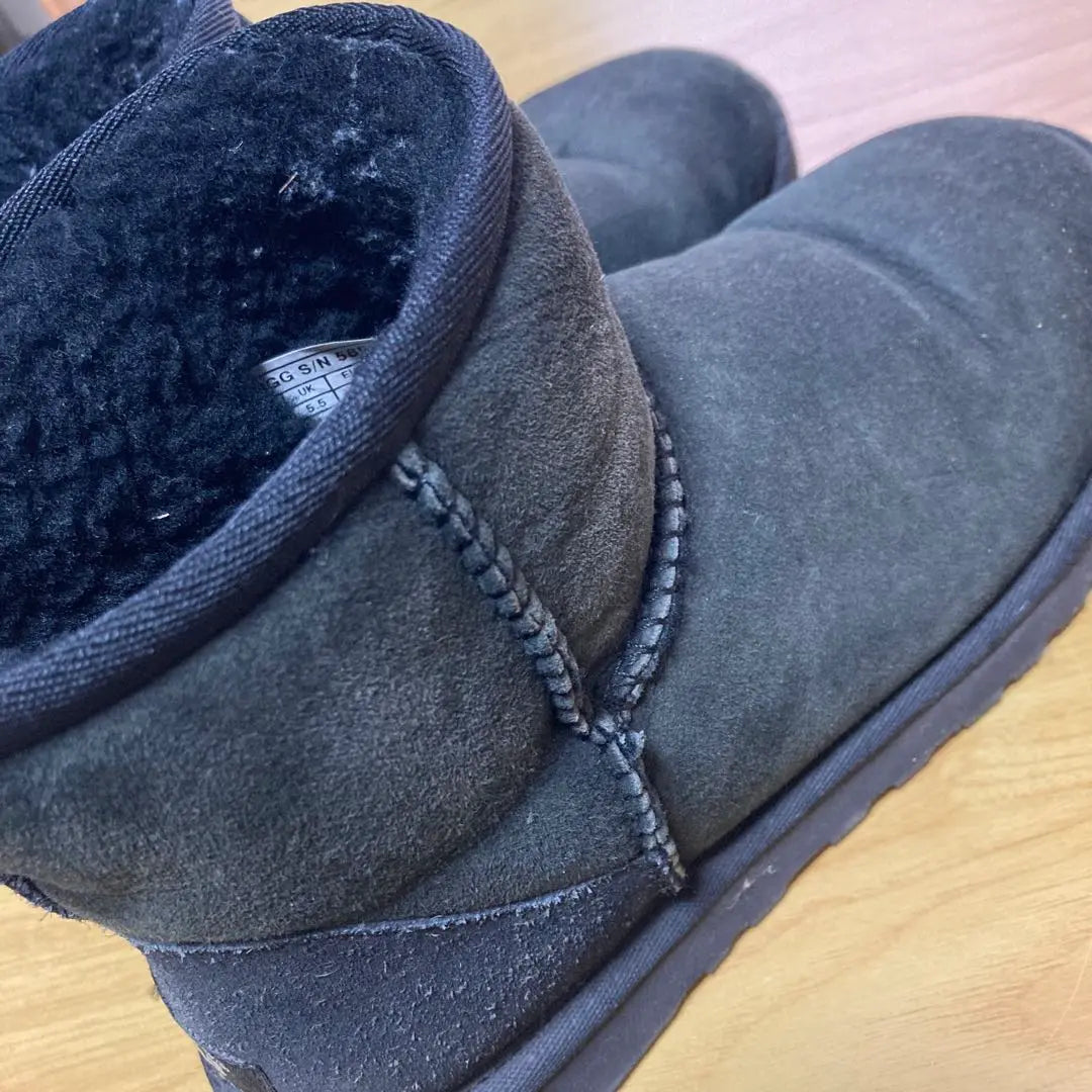 Price cut ★ Agu UGG24 centimeters USA7 Black ★ Classic minimouton boots Genuine scratches | 値下げ★アグUGG24センチUSA7黒★クラシックミニムートンブーツ正規品傷あり