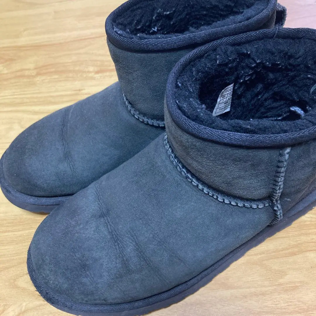 Reducción de precio ★ Agu UGG24 centímetros USA7 Negro ★ Botas minimouton clásicas Rasguños genuinos | 正規品傷あり