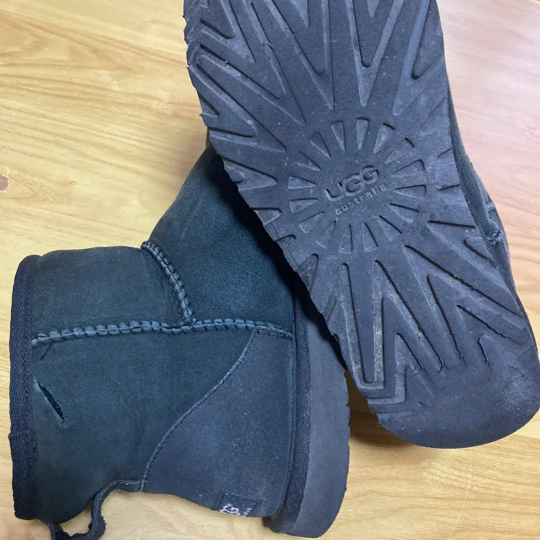 Price cut ★ Agu UGG24 centimeters USA7 Black ★ Classic minimouton boots Genuine scratches | 値下げ★アグUGG24センチUSA7黒★クラシックミニムートンブーツ正規品傷あり