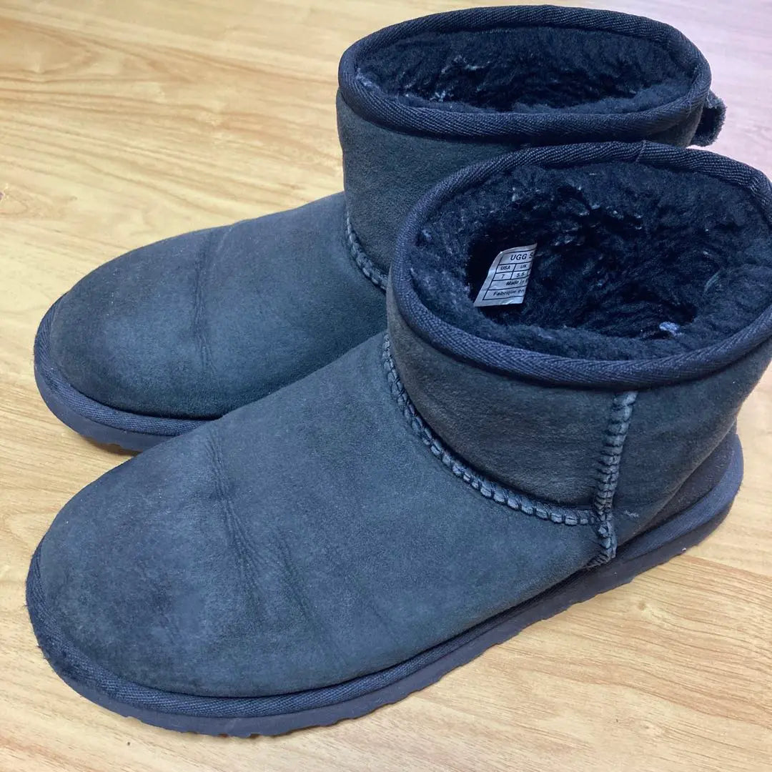 Reducción de precio ★ Agu UGG24 centímetros USA7 Negro ★ Botas minimouton clásicas Rasguños genuinos | 正規品傷あり