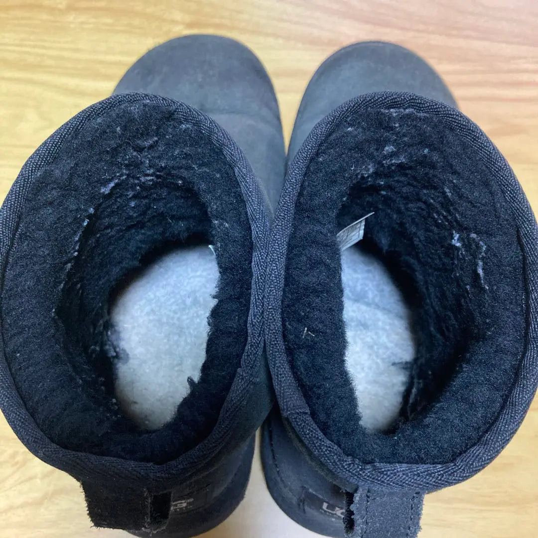 Price cut ★ Agu UGG24 centimeters USA7 Black ★ Classic minimouton boots Genuine scratches | 値下げ★アグUGG24センチUSA7黒★クラシックミニムートンブーツ正規品傷あり