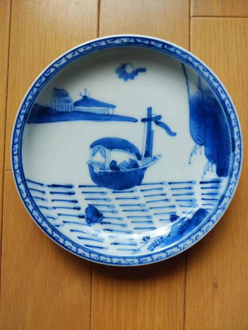 Plato con el personaje de un barco en el barco, azul y blanco, de Imari antiguo, vajilla antigua