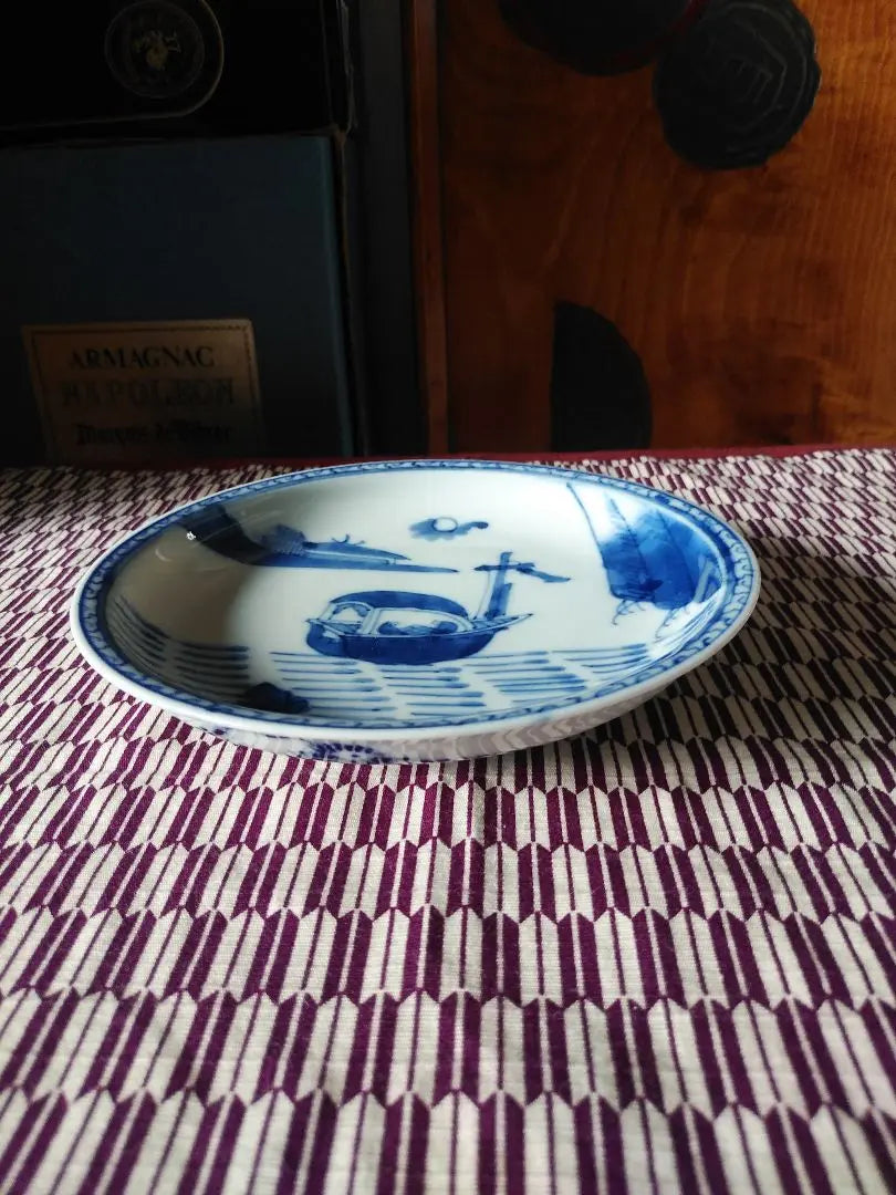 Plato con el personaje de un barco en el barco, azul y blanco, de Imari antiguo, vajilla antigua