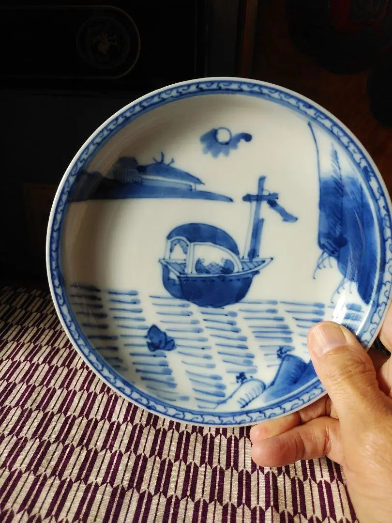 Plato con el personaje de un barco en el barco, azul y blanco, de Imari antiguo, vajilla antigua