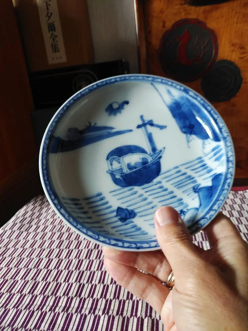 Plato con el personaje de un barco en el barco, azul y blanco, de Imari antiguo, vajilla antigua