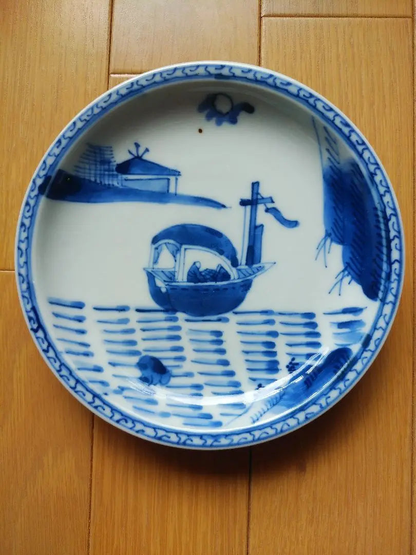 Plato con el personaje de un barco en el barco, azul y blanco, de Imari antiguo, vajilla antigua