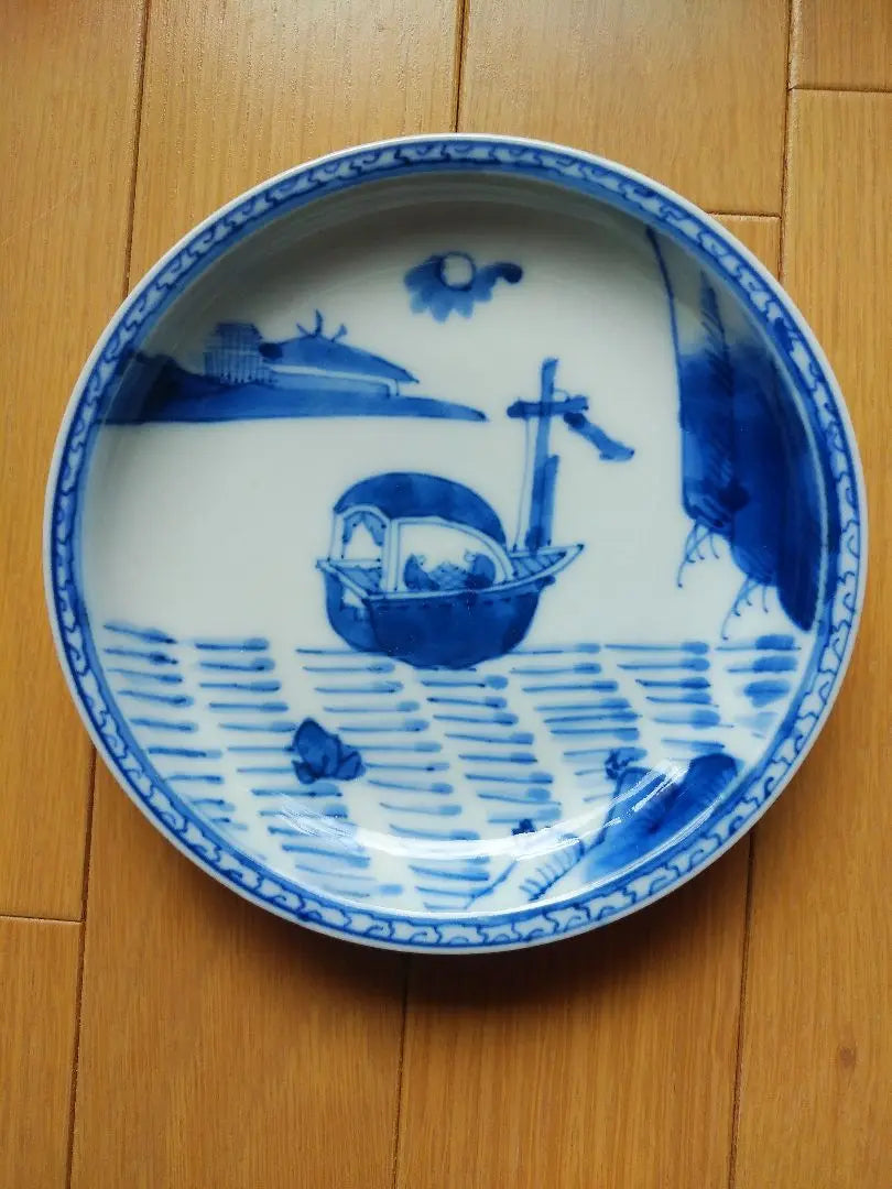 Plato con el personaje de un barco en el barco, azul y blanco, de Imari antiguo, vajilla antigua