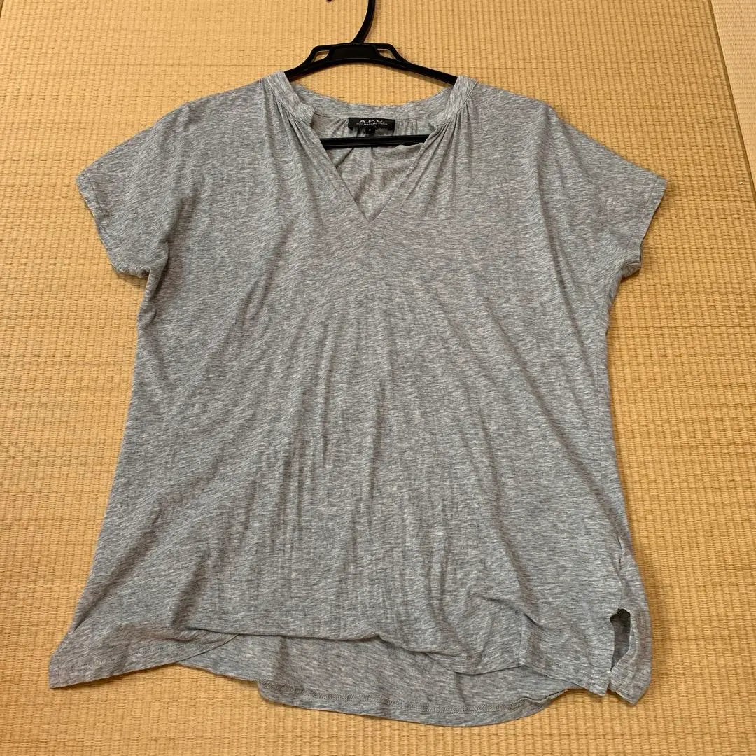 Camiseta de cuello en V APC, jaspeada, gris, para mujer