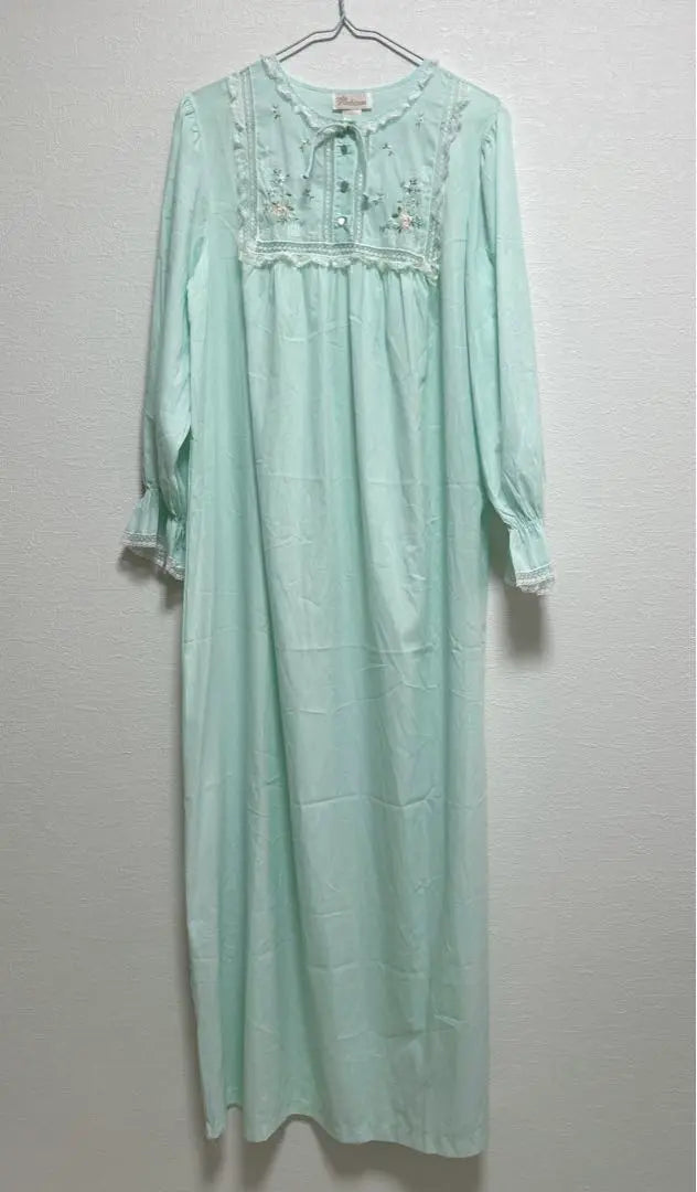 ♢ Barbizon ♢ Embroidered roomwear Nightgown Vintage