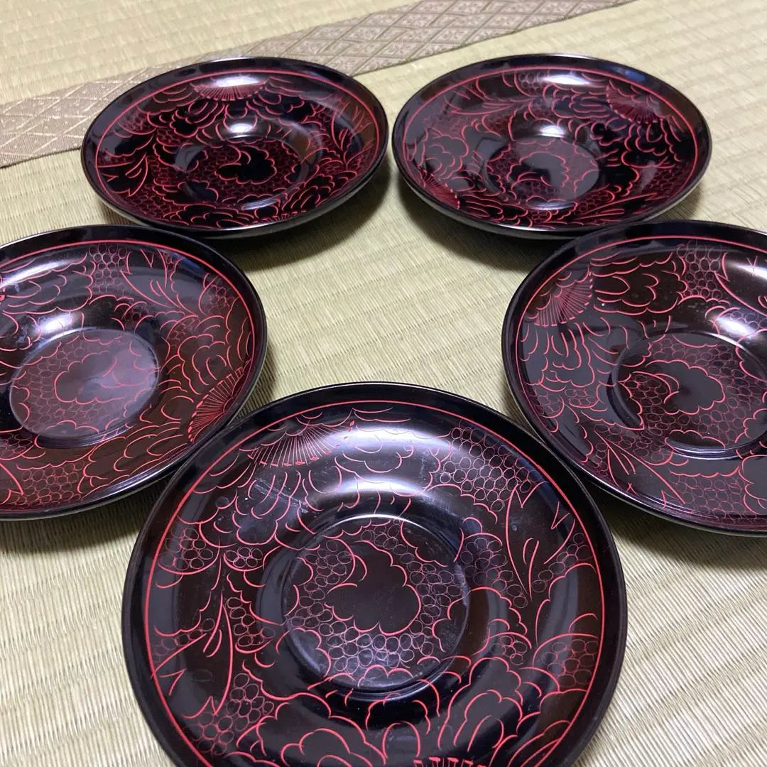 [Unused in beautiful condition] Wajima lacquer, individual plate, black lacquer, pure red, natural wood, peony carving, 5 pieces, tea tray