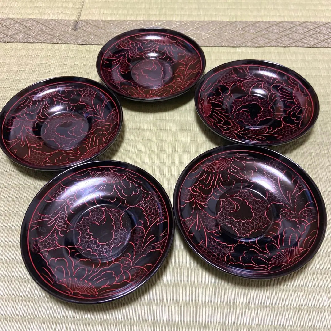 [Unused in beautiful condition] Wajima lacquer, individual plate, black lacquer, pure red, natural wood, peony carving, 5 pieces, tea tray