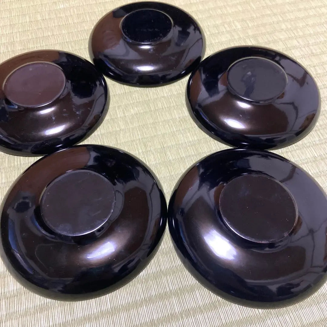 [Unused in beautiful condition] Wajima lacquer, individual plate, black lacquer, pure red, natural wood, peony carving, 5 pieces, tea tray