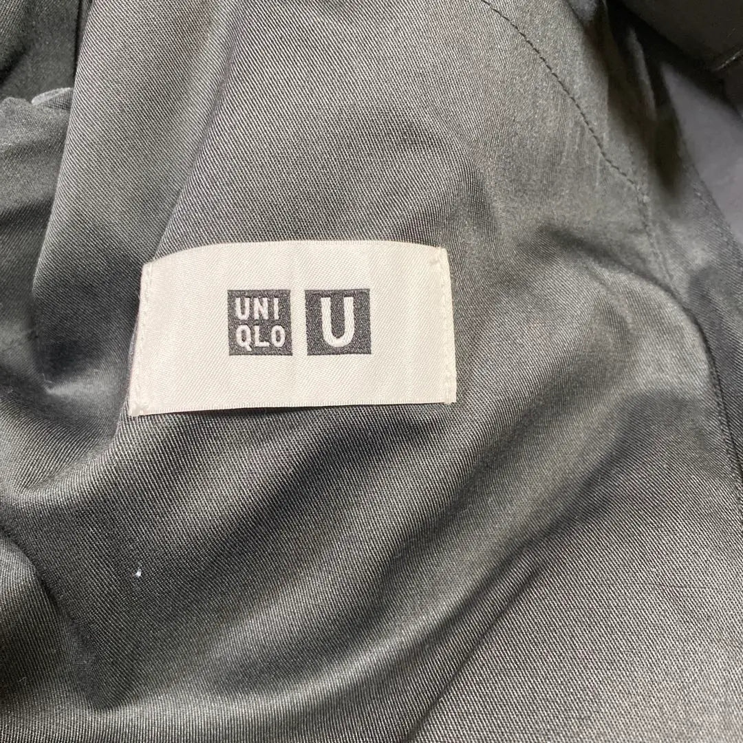 Abrigo largo gris oscuro con cinturón de Uniqlo