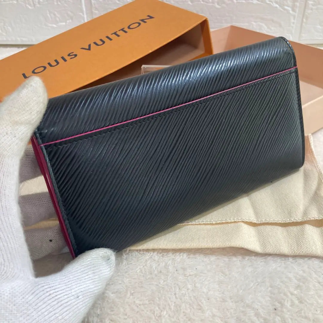 ! Extremely beautiful condition! Louis Vuitton Black Portefeuille Sarah, complete accessories