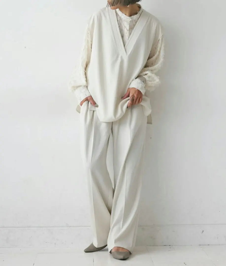 Beautiful goods! Antiqua V neck simple best gire white