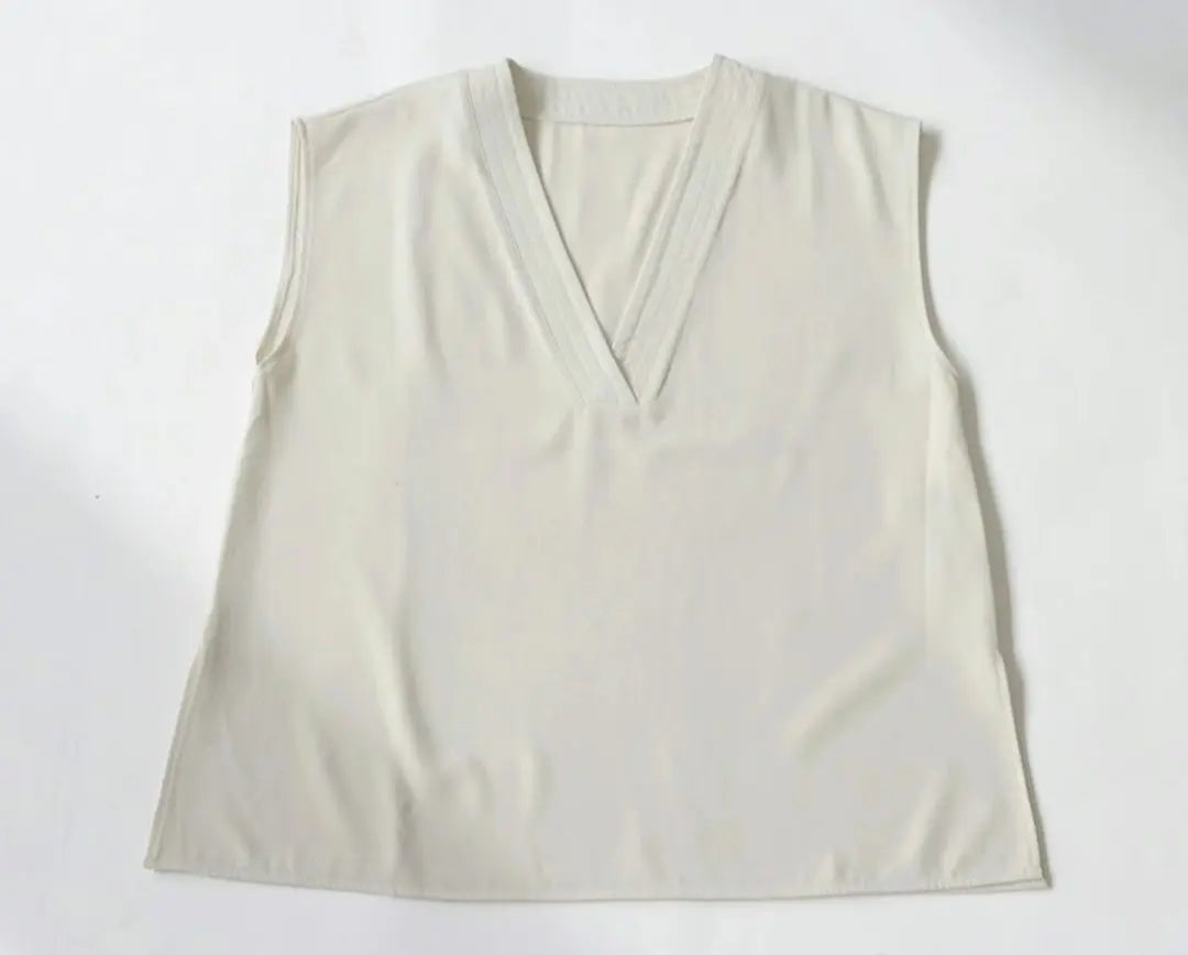 Beautiful goods! Antiqua V neck simple best gire white