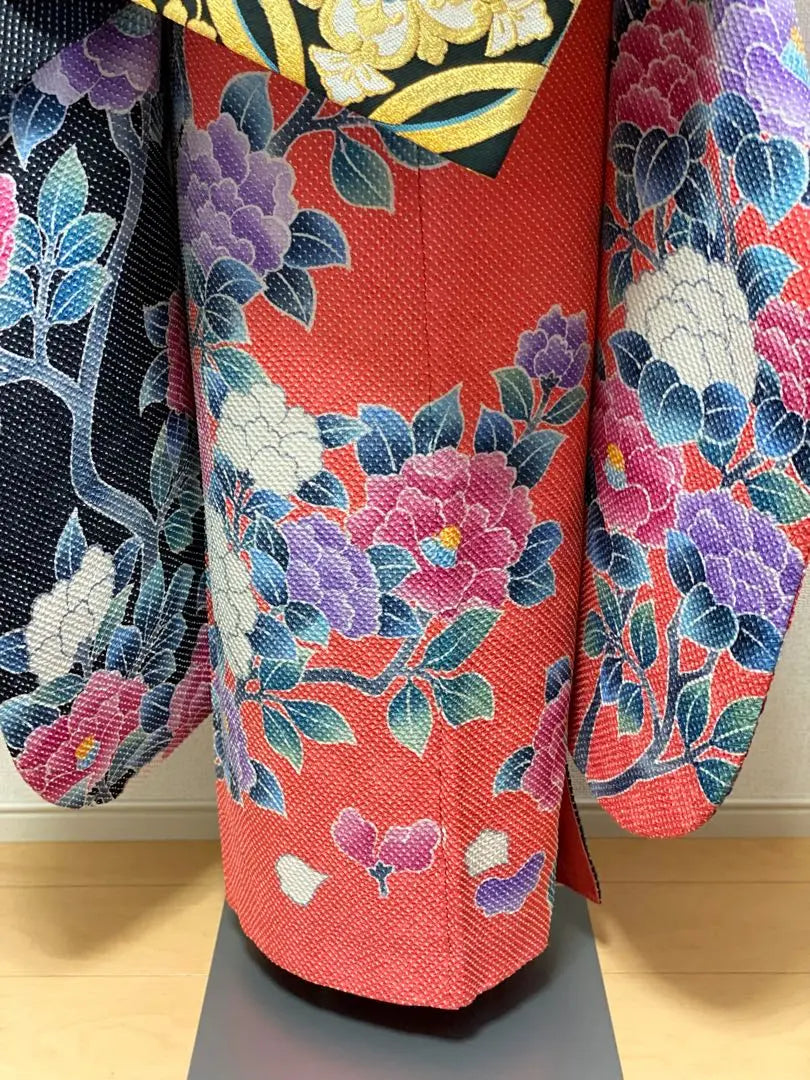 Conjunto completo de furisode, shibori completo, Fujimusume Kinutaya, bermellón, negro, ramas hermosas y brillantes, camelia, ceremonia de mayoría de edad, seda genuina