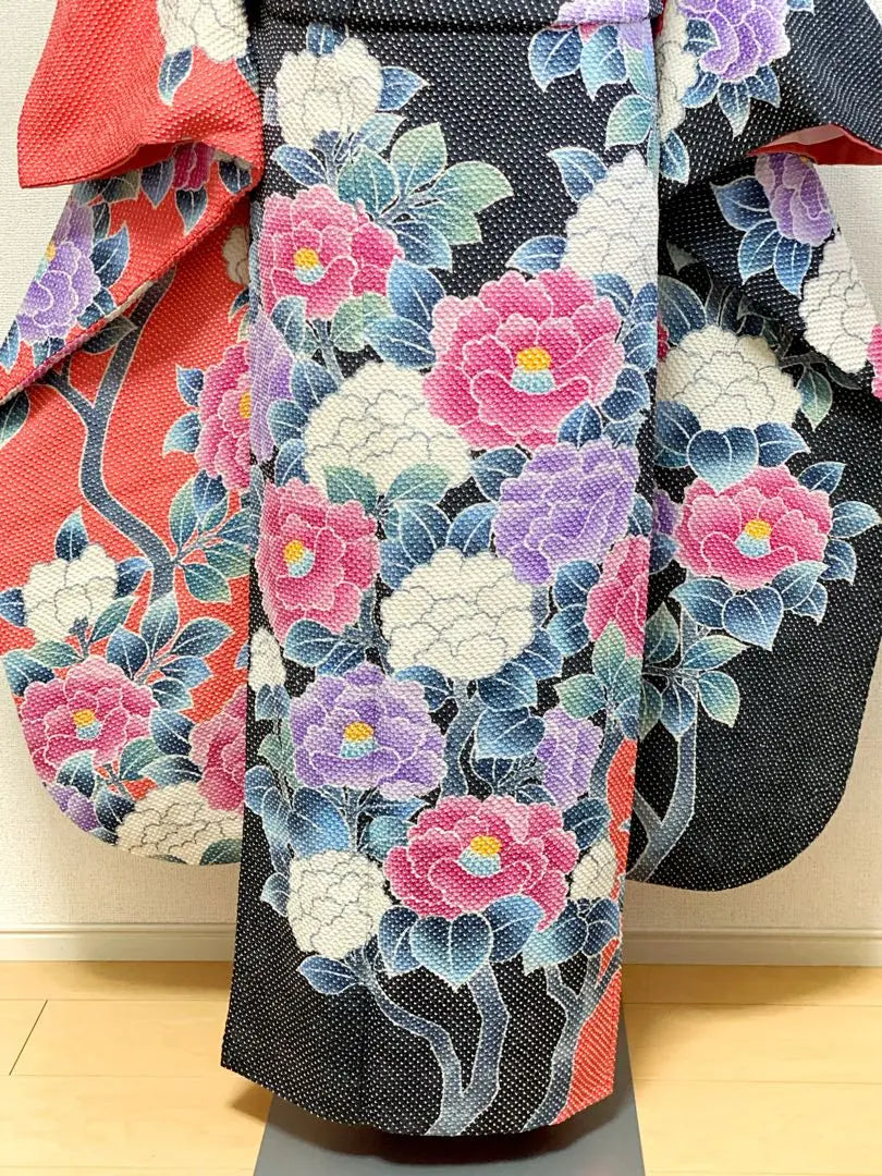 Conjunto completo de furisode, shibori completo, Fujimusume Kinutaya, bermellón, negro, ramas hermosas y brillantes, camelia, ceremonia de mayoría de edad, seda genuina