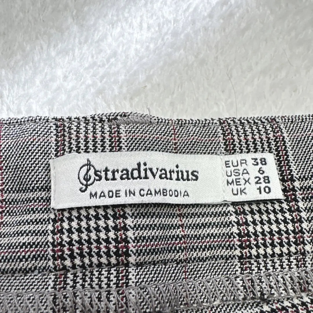 ☆Buen estado☆ Pantalón acampanado con estampado de cuadros Stradivarius talla 38 gris