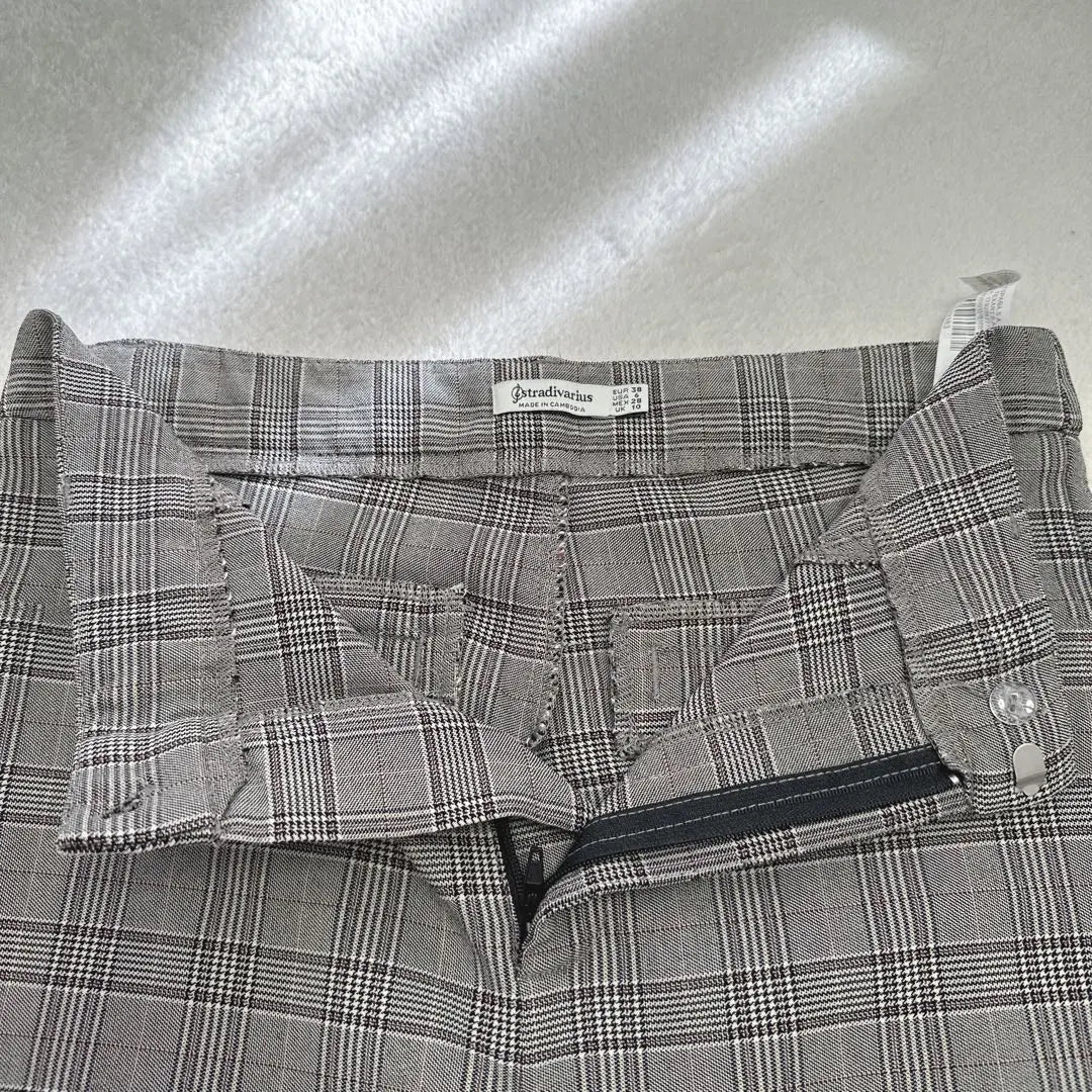 ☆Buen estado☆ Pantalón acampanado con estampado de cuadros Stradivarius talla 38 gris