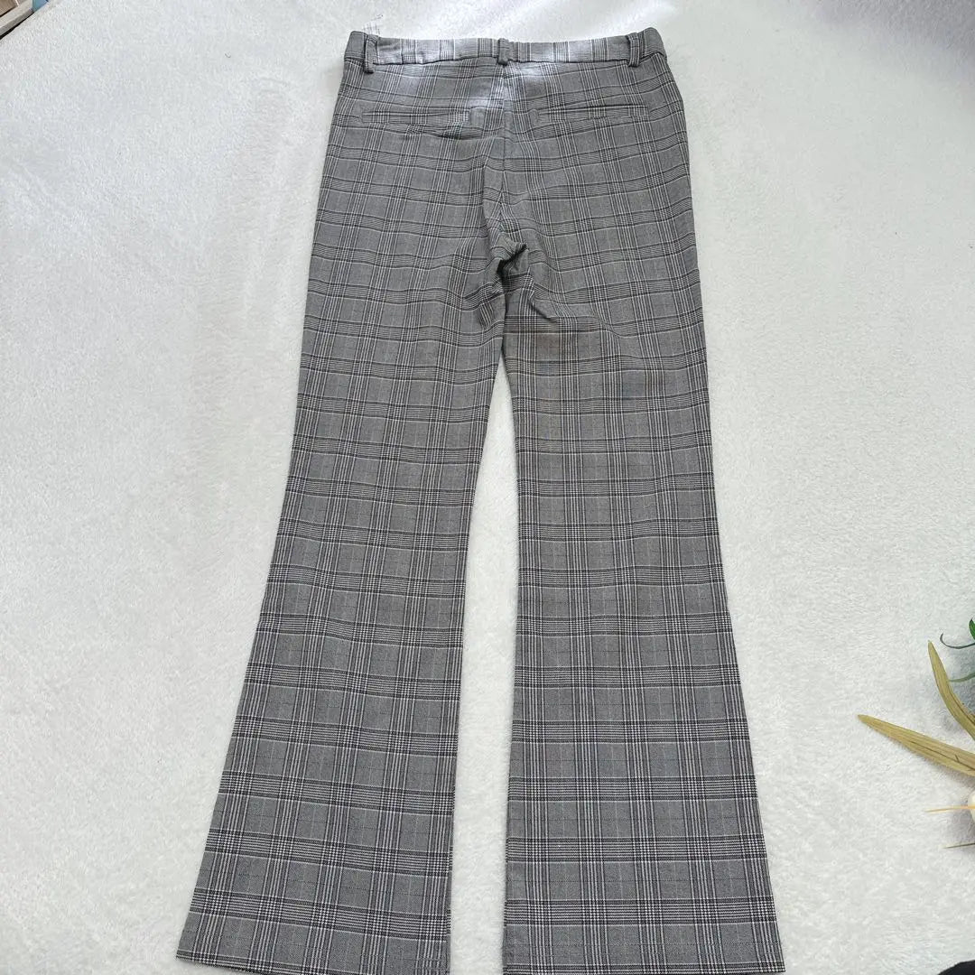 ☆Buen estado☆ Pantalón acampanado con estampado de cuadros Stradivarius talla 38 gris