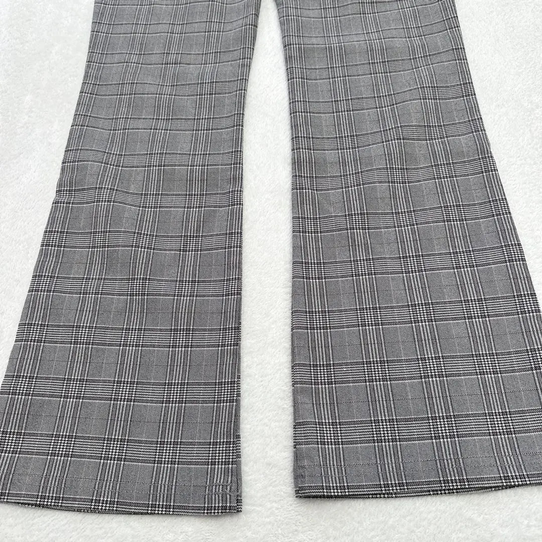 ☆Buen estado☆ Pantalón acampanado con estampado de cuadros Stradivarius talla 38 gris